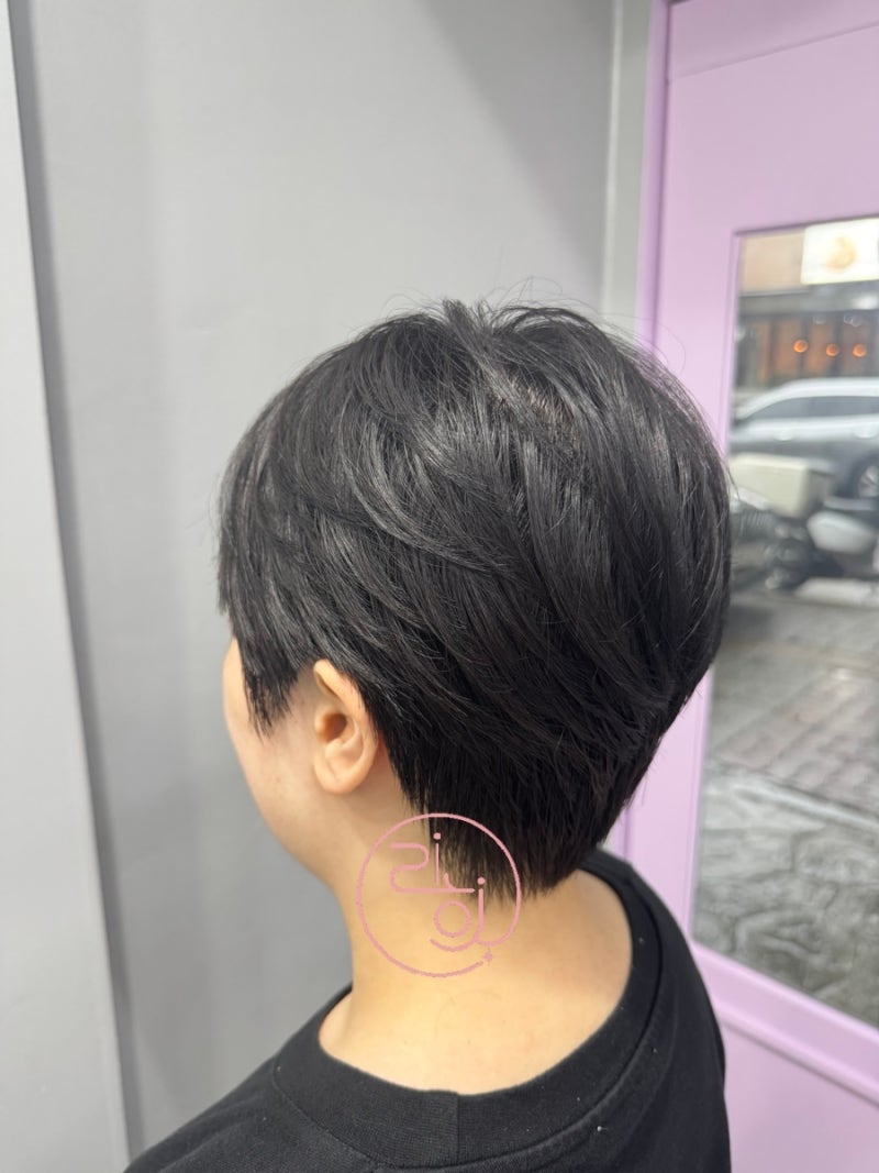리힛살롱 볼륨을 살린 여성 숏컷 스타일